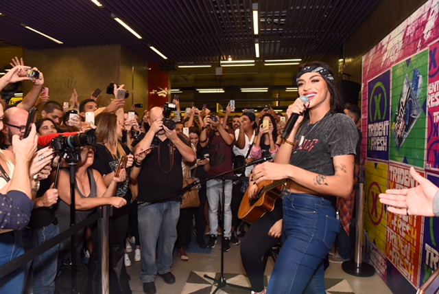 Pabllo Vittar faz pocket show surpresa em metrô de São Paulo