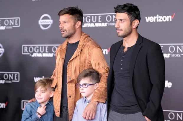  Ricky Martin contou como  revelou aos filhos que eles tem dois pais: “Família moderna”