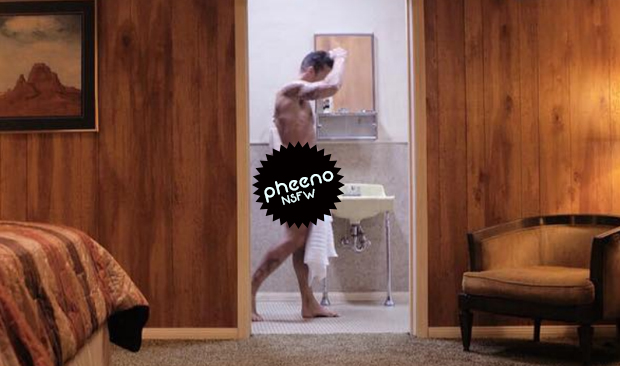 Ousado, Ricky Martin compartilha foto nu em quarto de hotel