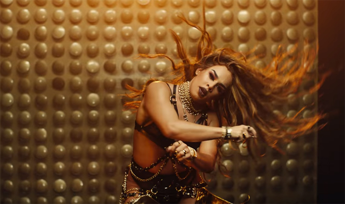 Essa mina é um tesouro! Gloria Groove bota todo mundo para dançar no clipe de “Bumbum de Ouro”