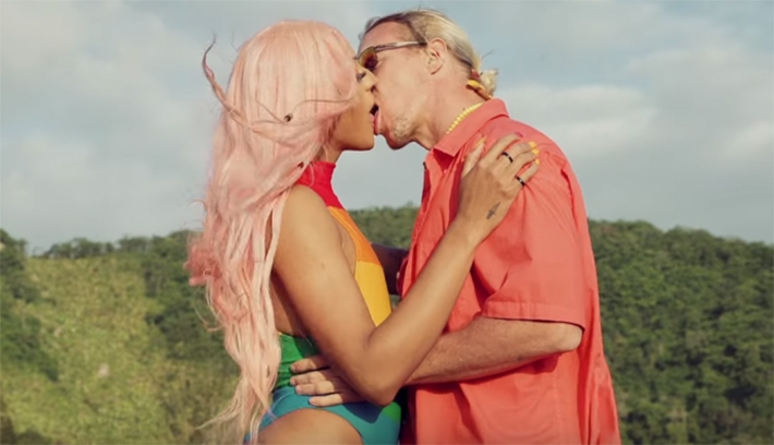  Pabllo Vittar celebra a diversidade e dá beijão em Diplo no clipe de “Então Vai”