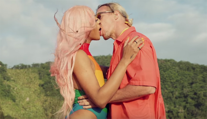 Pabllo Vittar celebra a diversidade e dá beijão em Diplo no clipe de “Então Vai”