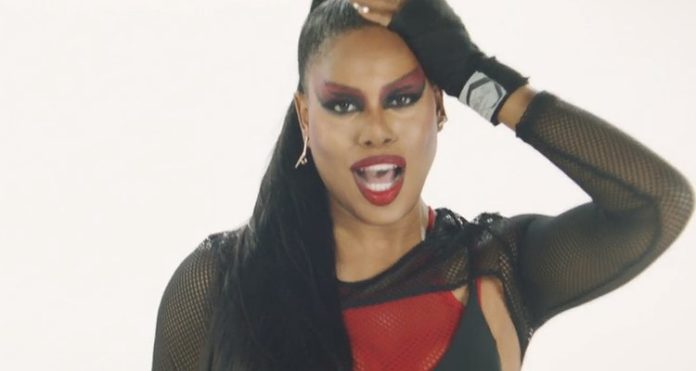 Laverne Cox celebra a cultura drag com single e clipe: “Beat For the Gods