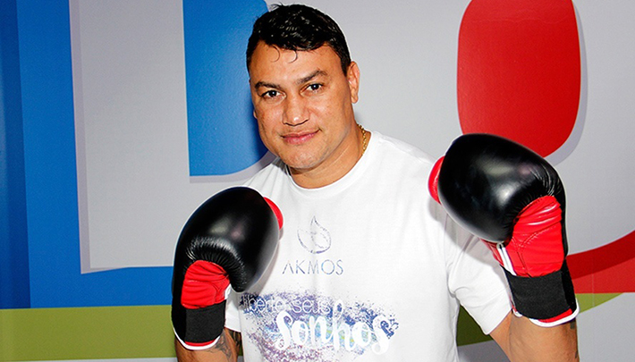 Popó responde críticas após ser filmado dançando com transexual: “Vão se f****”