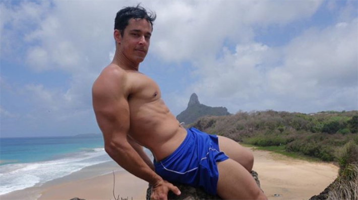 Dotadão do pornô gay internacional, Rafael Alencar curte férias no Brasil