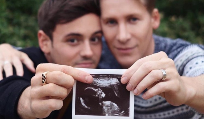  Tom Daley e seu marido anunciam que estão esperando o primeiro filho