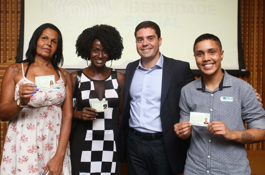  Travestis e transexuais já podem tirar carteira de identidade social no Rio