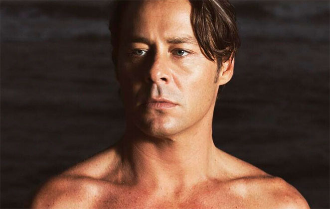 “Sou macho demais pra uma emissora onde todos os galãs são gays”, diz Theo Becker