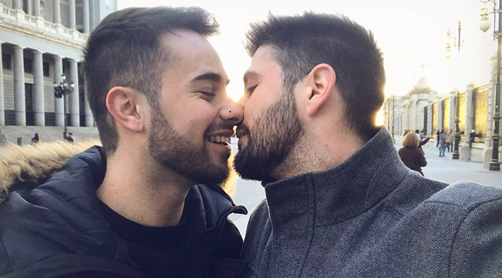 Instagram apaga foto de beijo gay após denúncia de “conteúdo inapropriado”