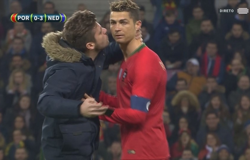  Fã invade o campo e tenta beijar Cristiano Ronaldo na boca