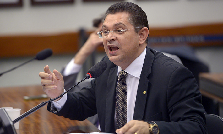 Deputado quer prisão para trans que usarem banheiro do gênero com que se identificam