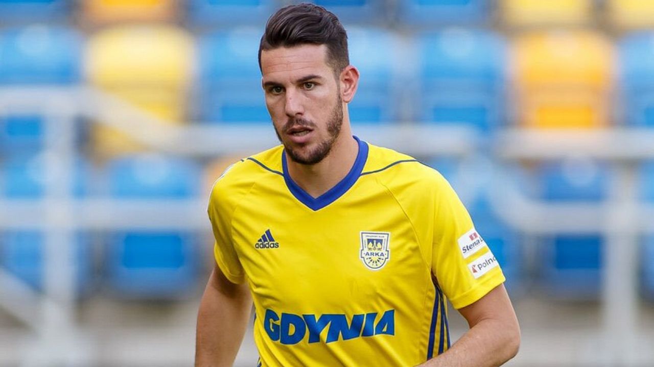 Jogador espanhol Álvaro Rey se descuida e exibe pênis ao vivo