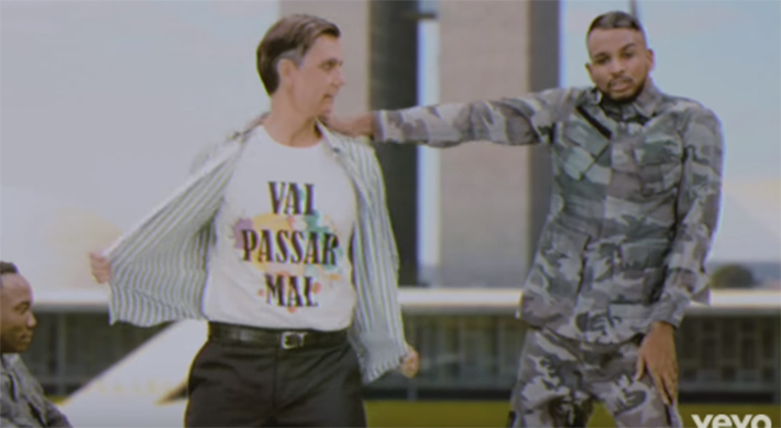 Clipe traz sósia de Bolsonaro dançando sensualmente com militares; assista “Segredinho”