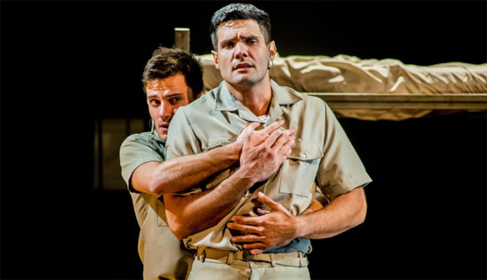 Musical sobre dois soldados que se apaixonam está em cartaz no Rio