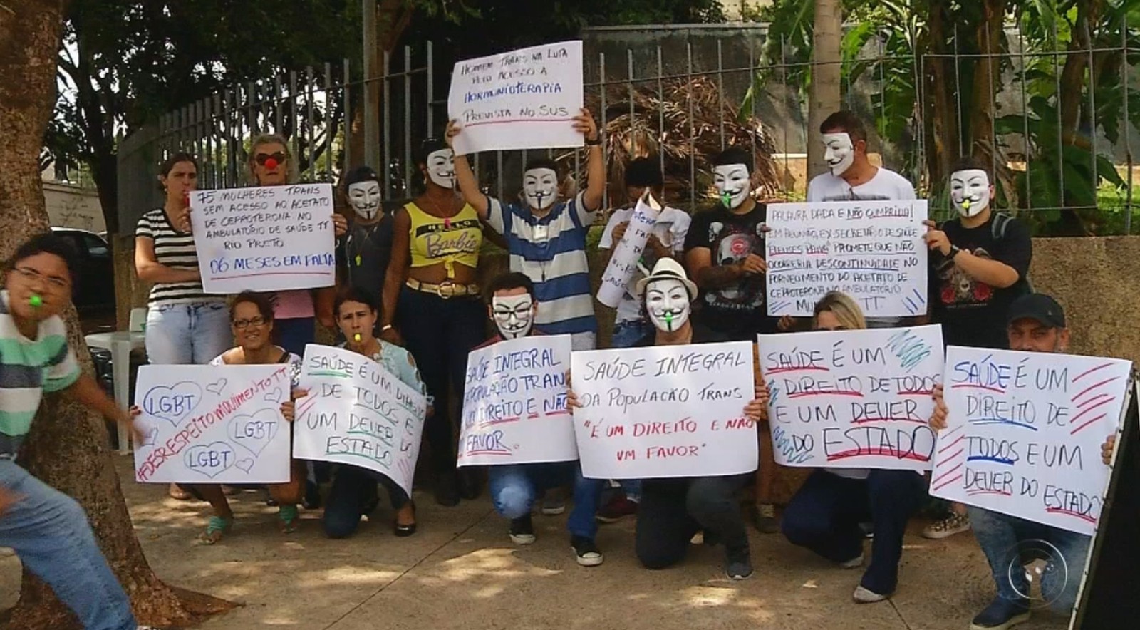 Grupo faz apitaço para reivindicar falta de medicamentos para transexuais