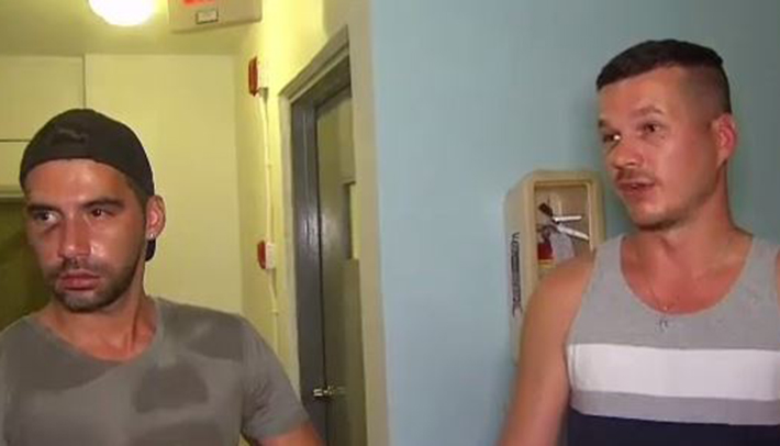 Casal gay é espancado por grupo de quatro rapazes enquanto caminhavam de mãos dadas