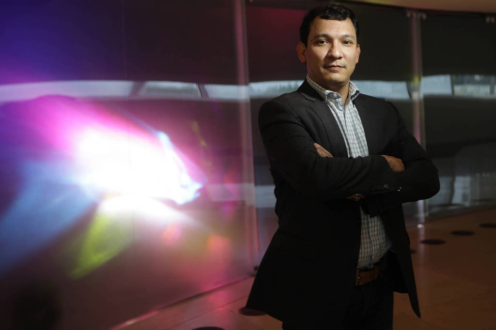 Carro com coordenador de diversidade sexual do Rio é alvo de ataque a tiros