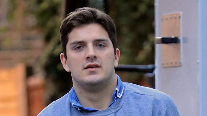 Cabeleireiro é condenado a prisão perpétua por infectar com HIV rapazes que conhecia em aplicativos