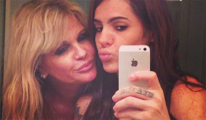 Monique Evans fala sobre relacionamento: “Não gosto de mulher, só da Cacá”