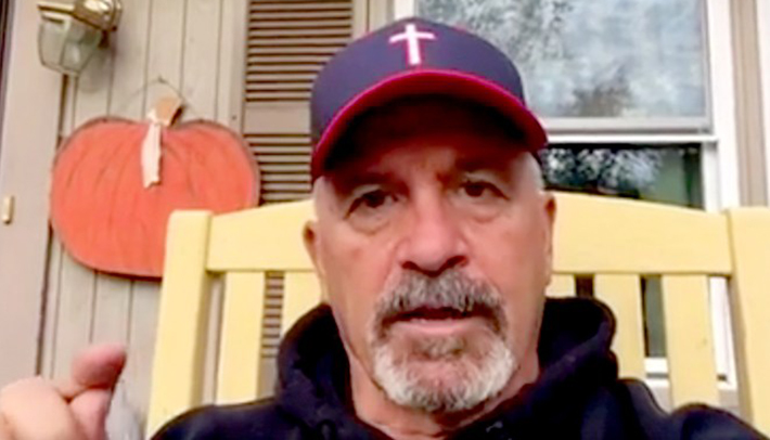 “Isso é sexo gay”, alerta pastor para que fiéis não se masturbem