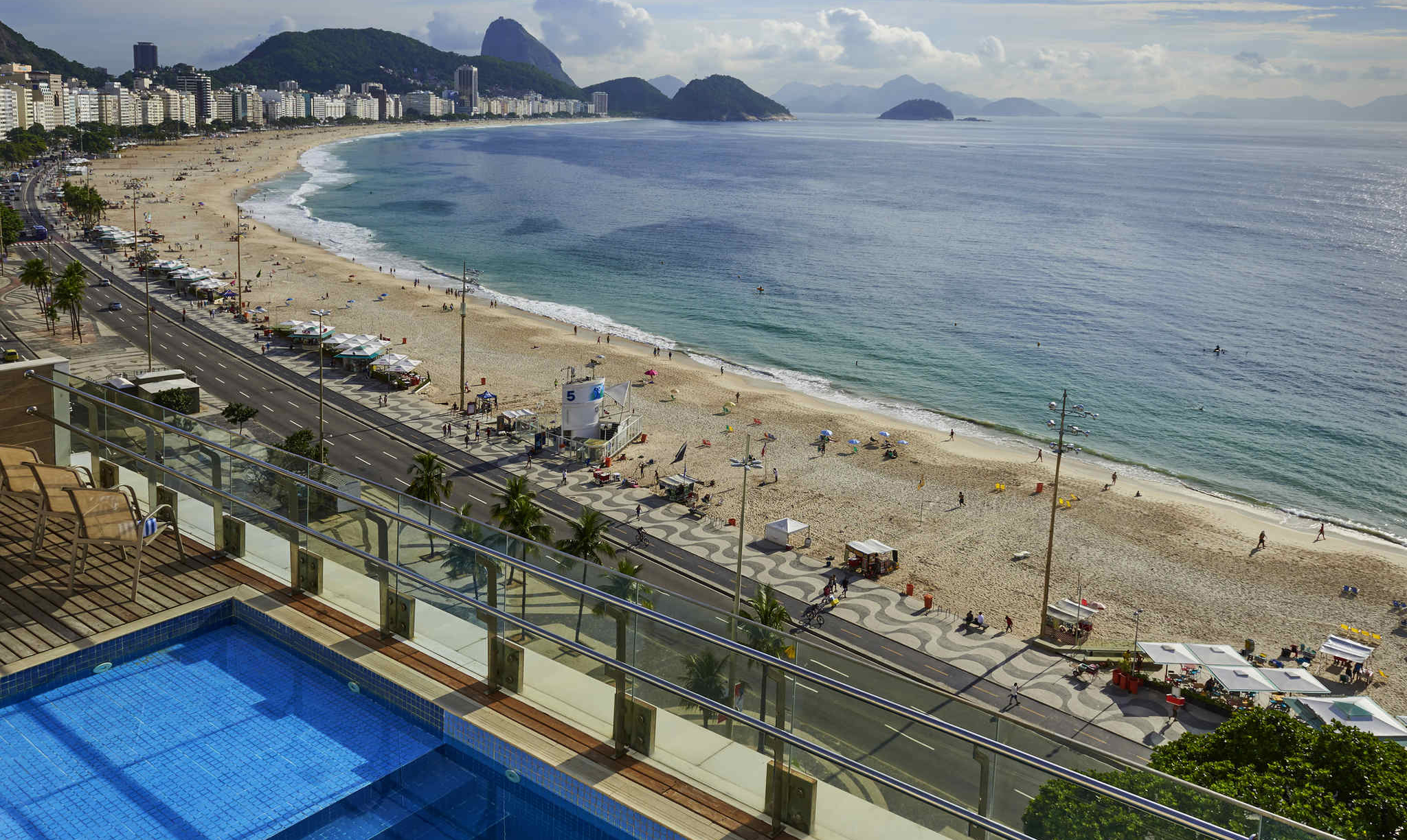 Hotel carioca promove sunset party em Copacabana em parceria com o Hornet