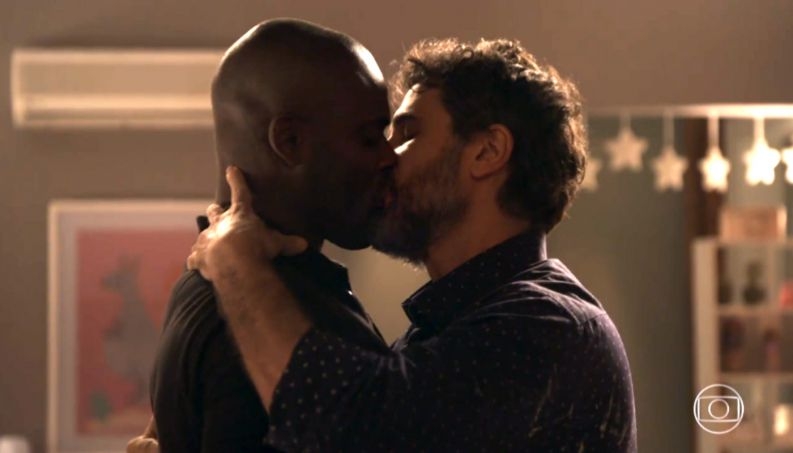  Cido e Samuel se beijam em ‘O Outro Lado do Paraíso’ e internautas comemoram