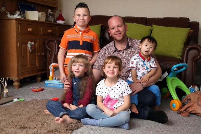  Gay e solteiro, homem realiza sonho de ser pai e adota 4 crianças deficientes