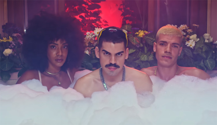 Mateus Carrilho faz festinha regada a champanhe no clipe de “Privê”