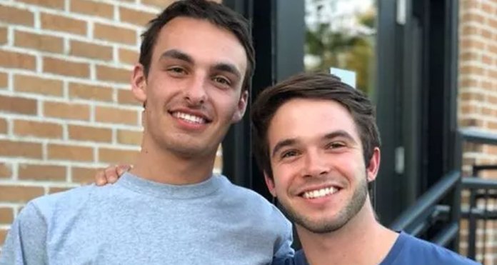 Motorista de aplicativo expulsa casal gay de carro após eles se beijarem