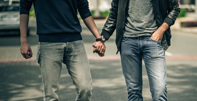  Casal gay registra BO contra vizinho após ataque homofóbico: “Aberrações”