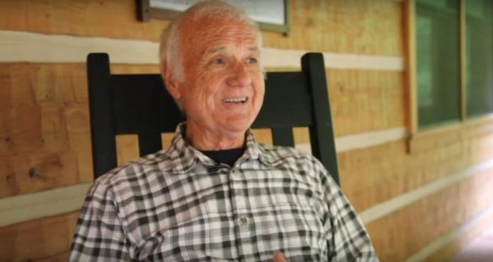  Aos 83 anos, idoso realiza sonho de gravar pornô gay: “Me sinto realizado”