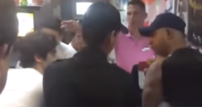  Vídeo mostra homem agredindo adolescente em fila de lanchonete