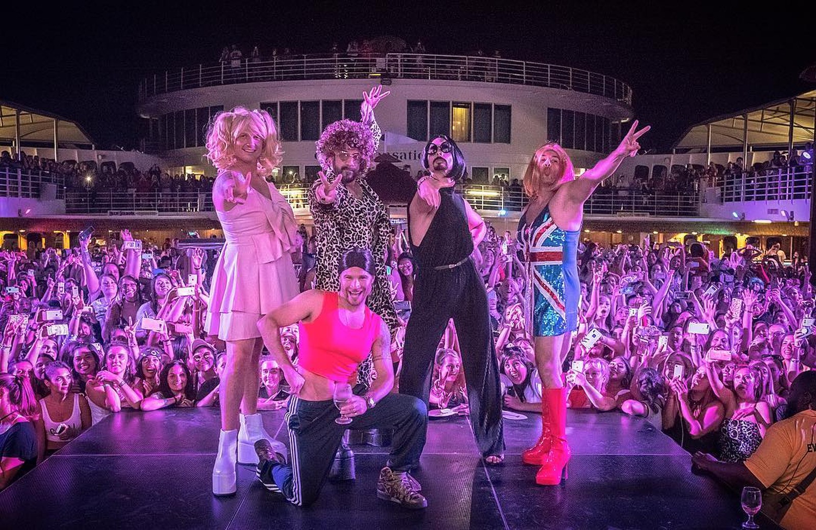 Integrantes do Backstreet Boys se vestem de Spice Girls durante cruzeiro