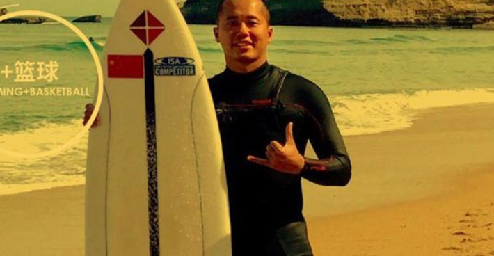  Surfista sai do armário e se torna o primeiro atleta abertamente gay da China