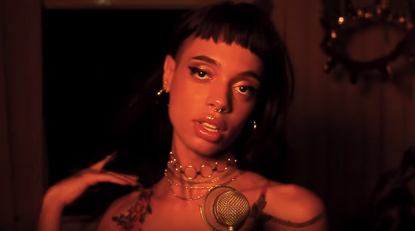 Urias, melhor amiga da Pabllo Vittar, se lança como cantora; assista “Meu Mundo É o Barro”