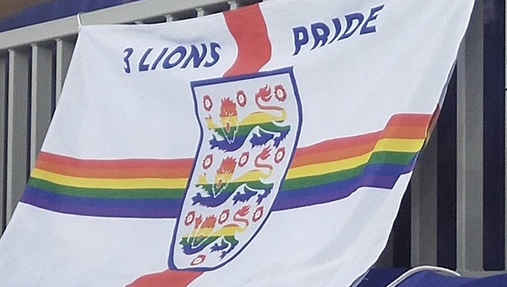  Após beijo gay, torcedores ingleses abrem bandeira LGBT durante jogo na Rússia