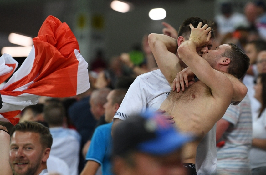  Torcedores ingleses se beijam em estádio durante jogo na Copa do Mundo da Rússia