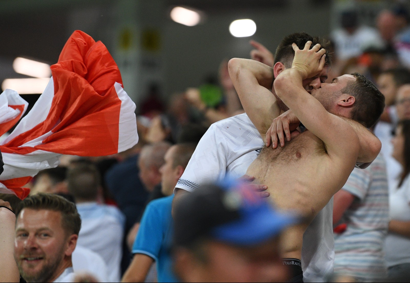 Torcedores ingleses se beijam em estádio durante jogo na Copa do Mundo da Rússia