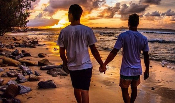  Casal gay é proibido de entrar em festa na praia; organização nega homofobia