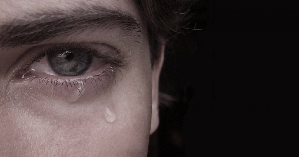 Jovem faz desabafo emocionante sobre ter sido rejeitado pela mãe por ser gay