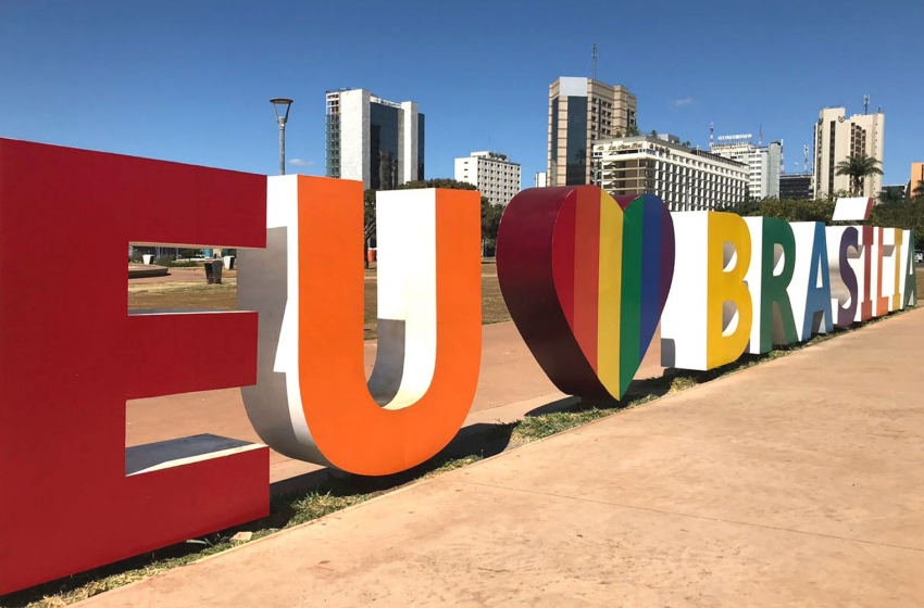  Escultura no centro de Brasília ganha cores do arco-íris em homenagem ao Orgulho LGBT