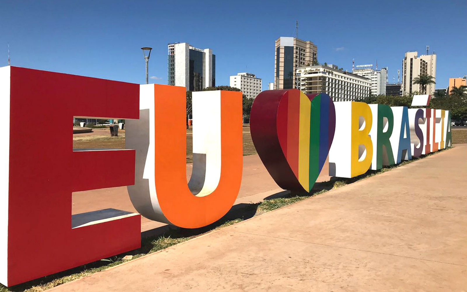 Escultura no centro de Brasília ganha cores do arco-íris em homenagem ao Orgulho LGBT