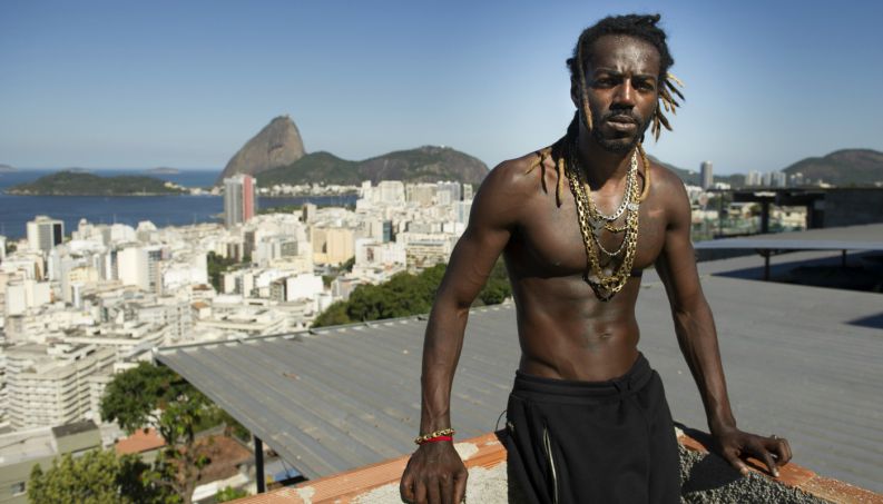 Jonathan Azevedo posta foto totalmente nu em deserto