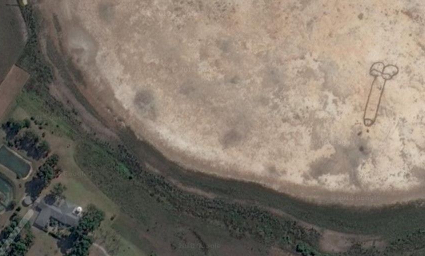  Pênis gigante de 85 metros surge em um lago na Austrália