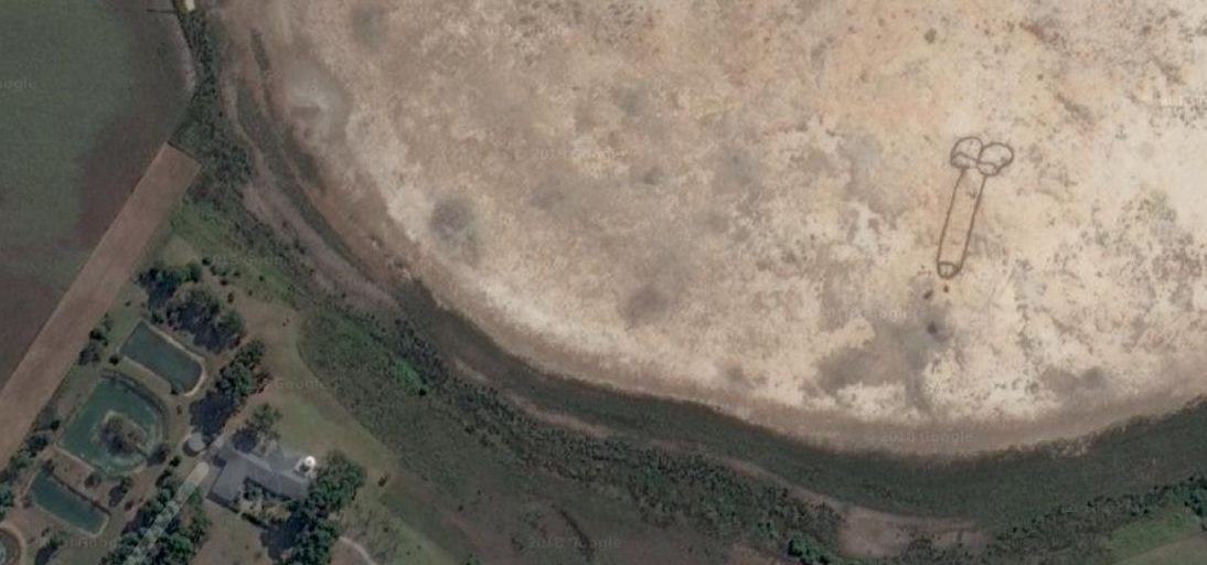 Pênis gigante de 85 metros surge em um lago na Austrália