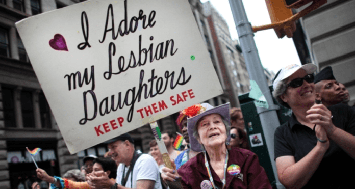  Aos 92 anos, mãe comparece a todas as Paradas LGBT desde 1971 com o mesmo cartaz