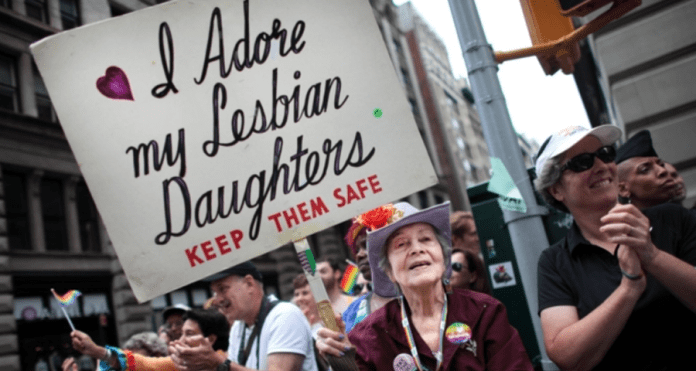 Aos 92 anos, mãe comparece a todas as Paradas LGBT desde 1971 com o mesmo cartaz