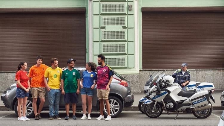  Ativistas criam arco-íris com camisas de seleções em protesto LGBT na Copa da Rússia