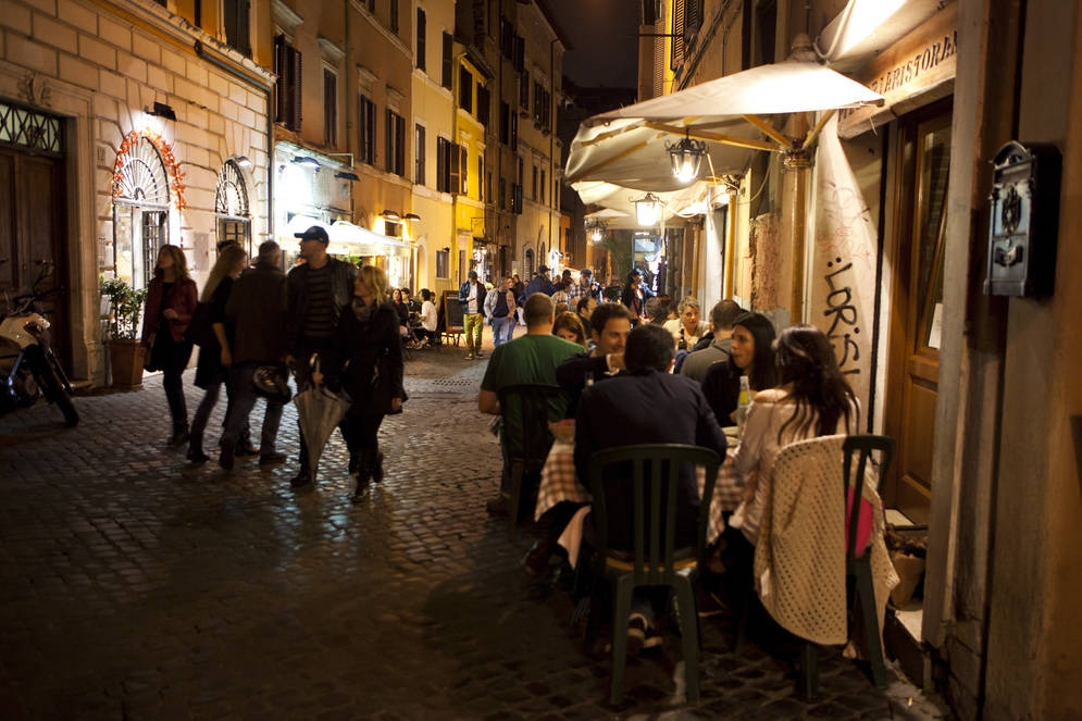 Jovem gay é vítima de violência homofóbica em movimentada rua da Itália