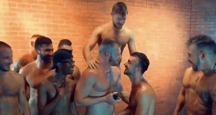 Ator pornô gay surpreende namorado com pedido de casamento após cena de orgia